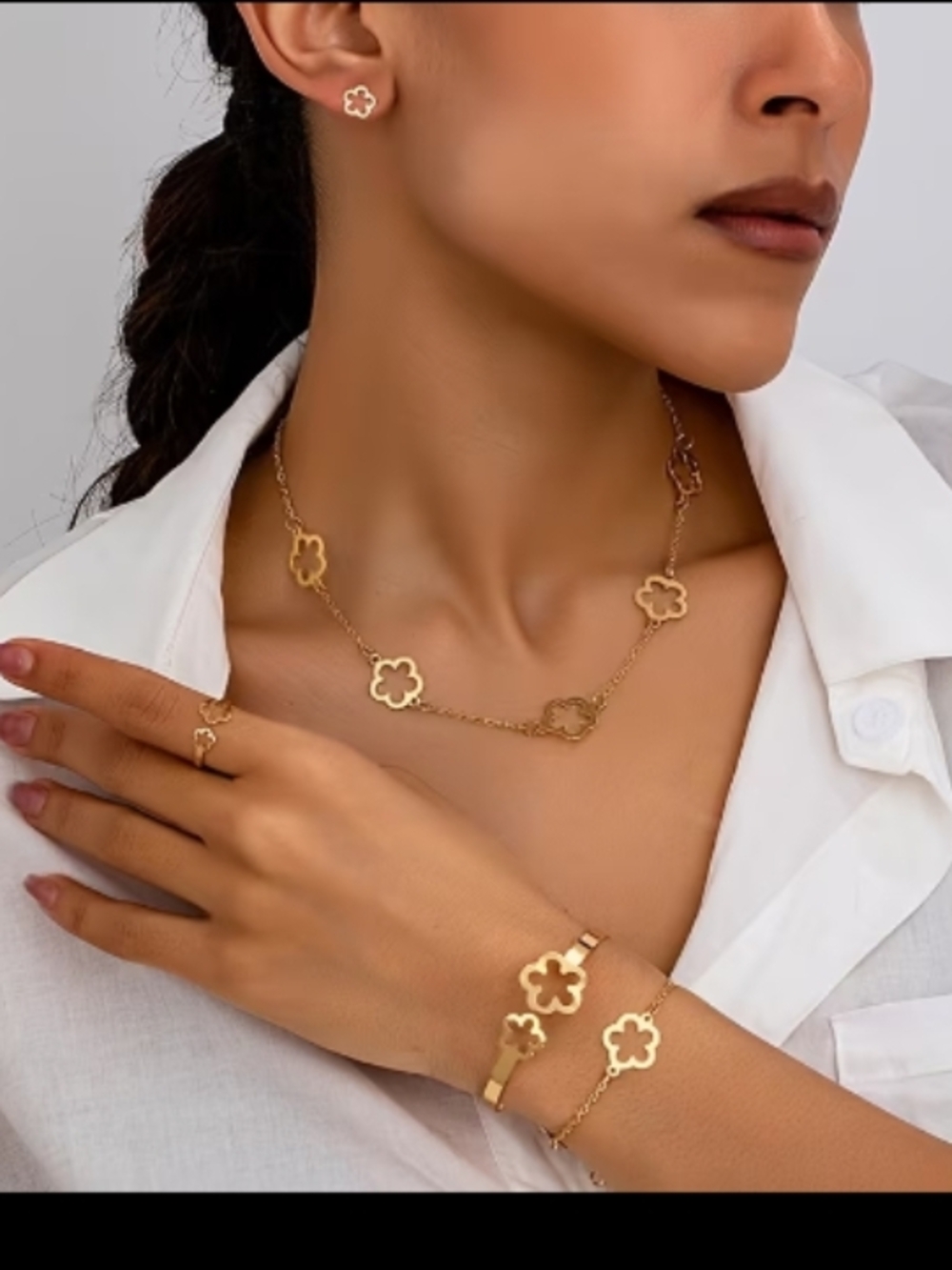 Women’s Gold Floral Clover Necklace - Elegant Gold Pendant Chain